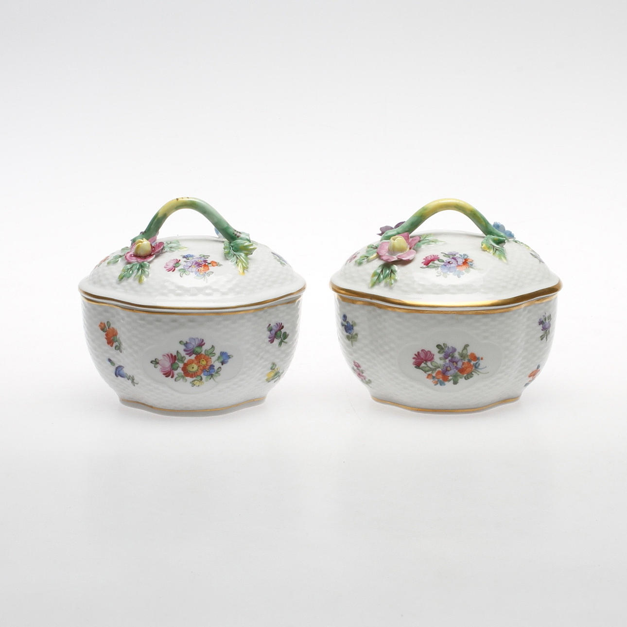 LOCKSKÅLAR, ett par, snarlika, porslin, rokokostil, Dresden, Tyskland, 1900-tal.