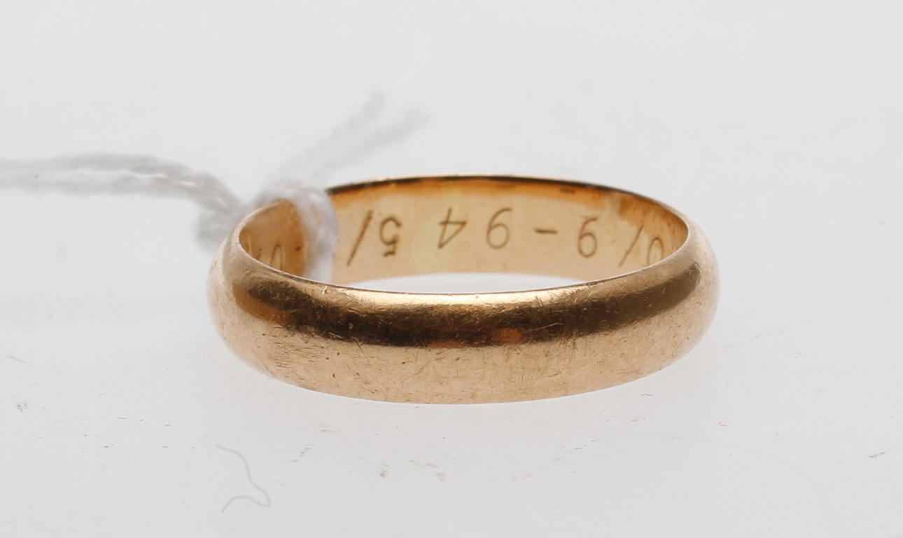 RING, 18k guld, vikt ca 5 gram.