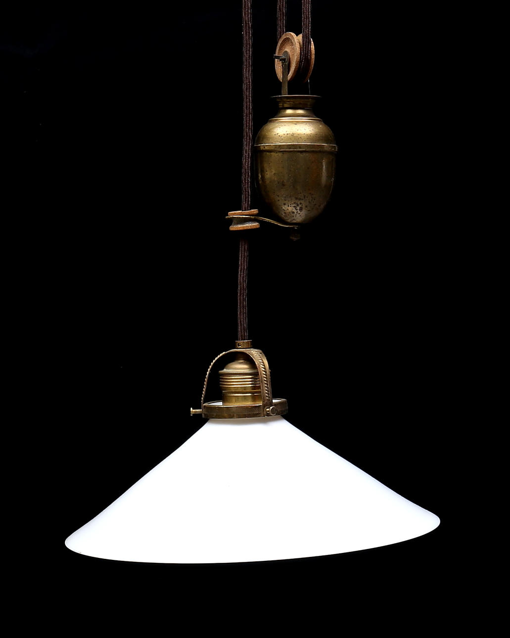 SKOMAKARLAMPA, glas samt mässing, 1900-talets första del.