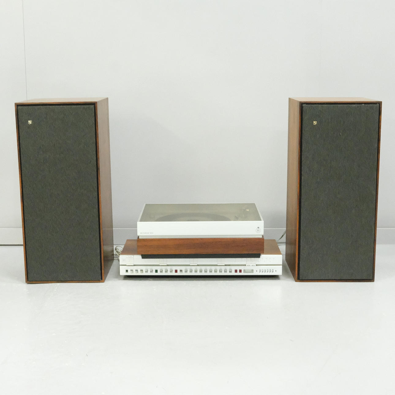 BANG & OLUFSEN. NELJÄ OSAA. RUUSUPUU.