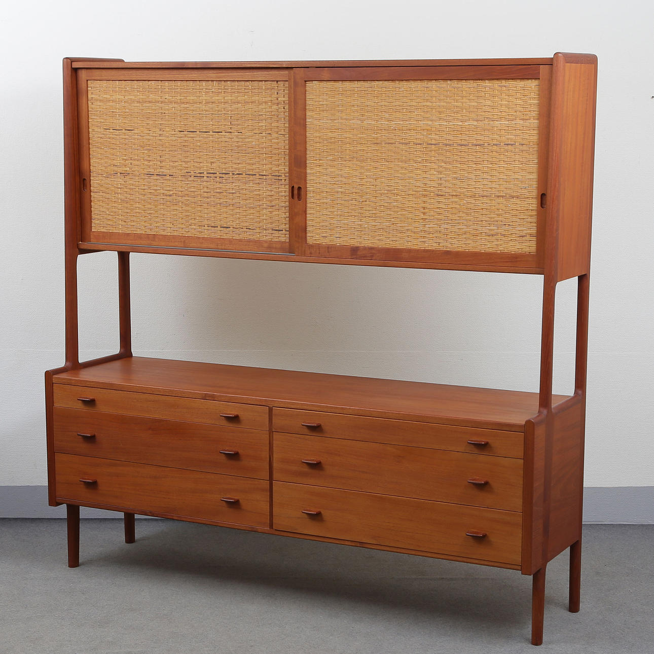 HANS J WEGNER. KABINETT, TEAK, DÄNEMARK.