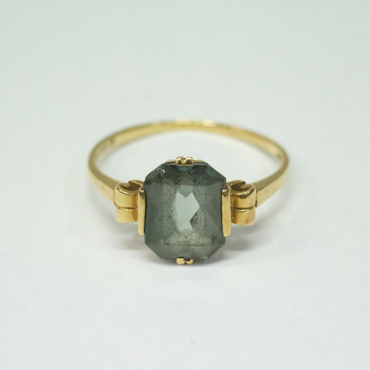 ANILLO CON PIEDRA VERDE, ORO DE 18 QUILATES.