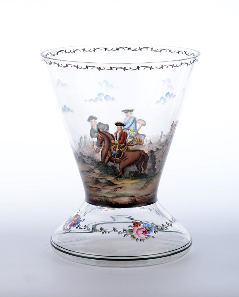 TRICHTERVASE UM 1890. Handmålad dekor med jaktscen och kransar av blommor.