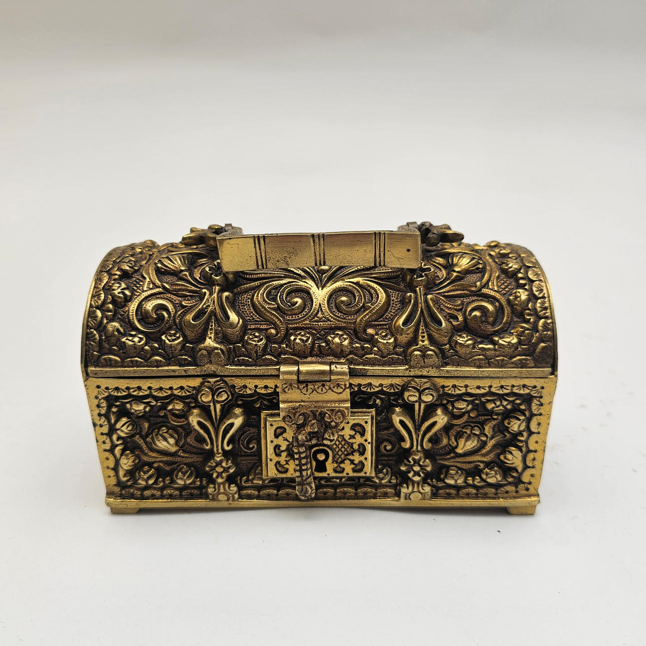 MODERNISTISK KISTE. BRONZE OG FLØJL CA. 1920.