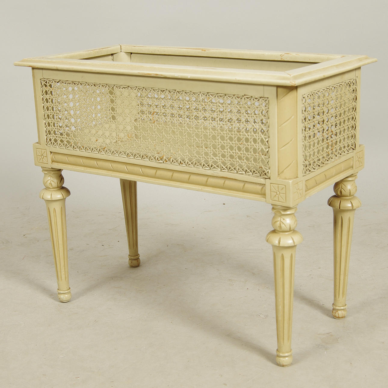 BLOMSTERLÅDA, gråmålad med nätsidor, gustaviansk stil.