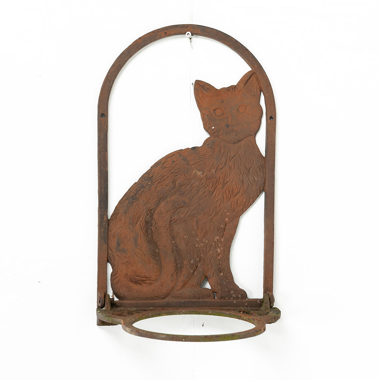 Ein Topflappen aus Gusseisen mit Katzenmotiv.