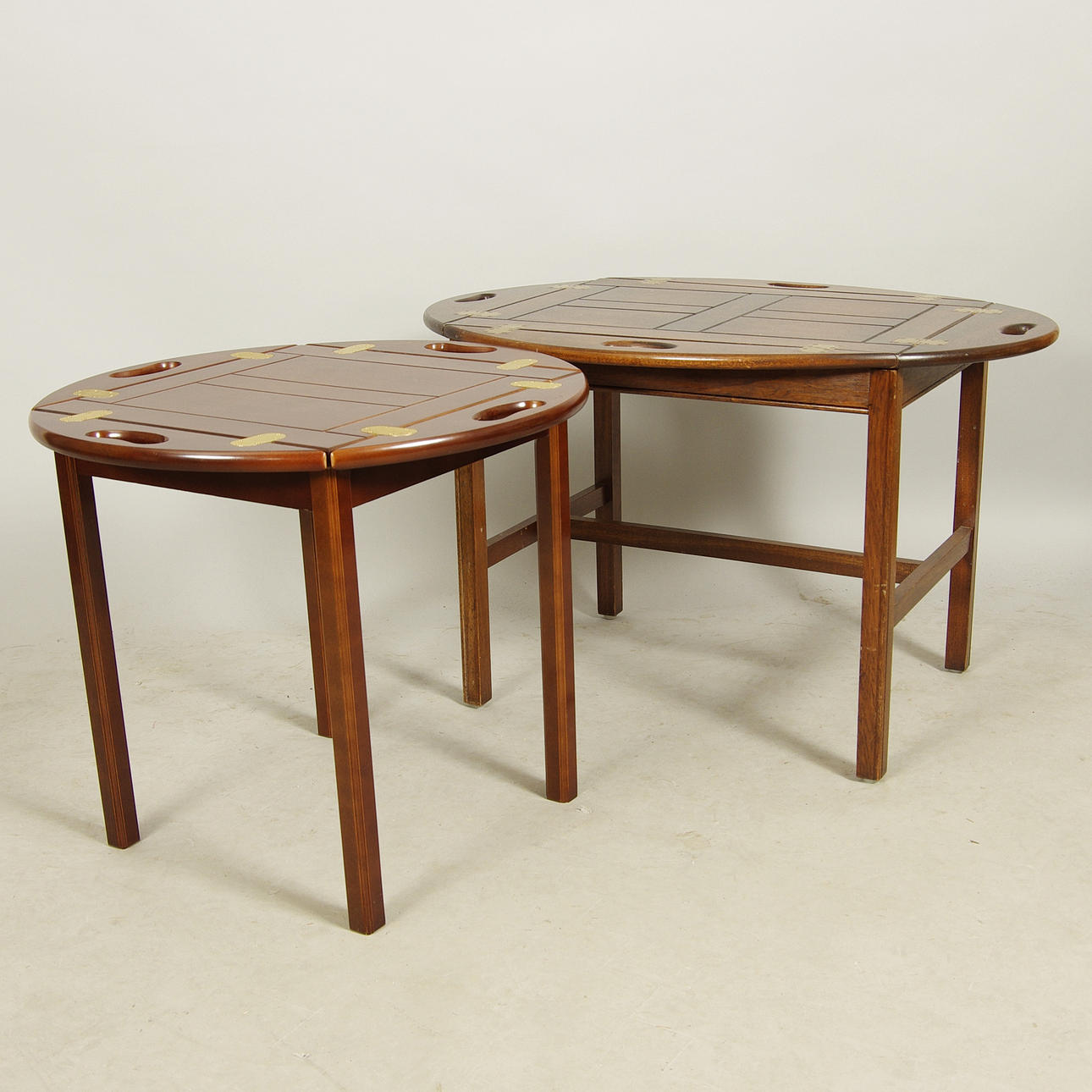 LAMPBORD, 2 stycken, "Butlers Tray", mahogny.