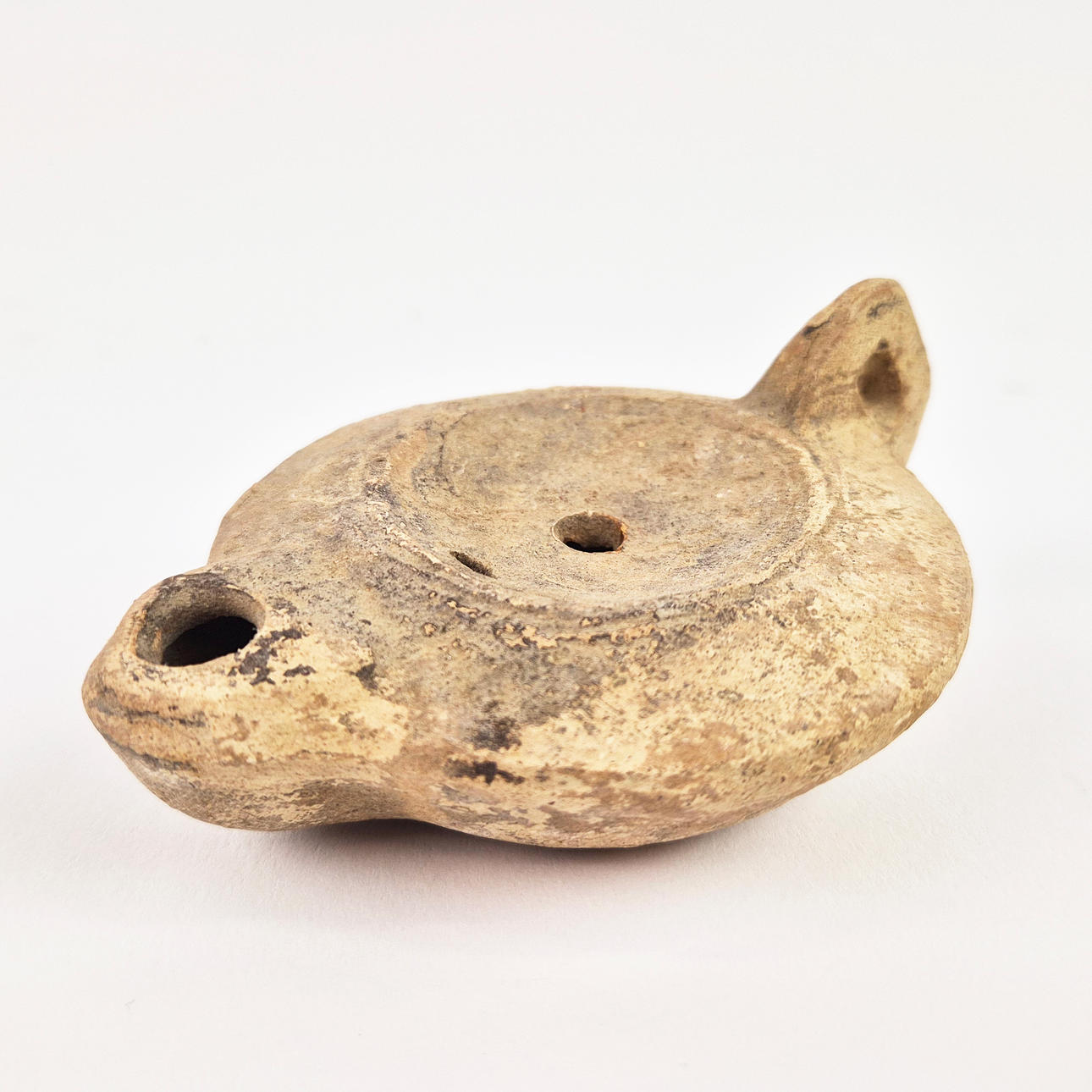 A ROMAN POTTERY OIL LAMP.