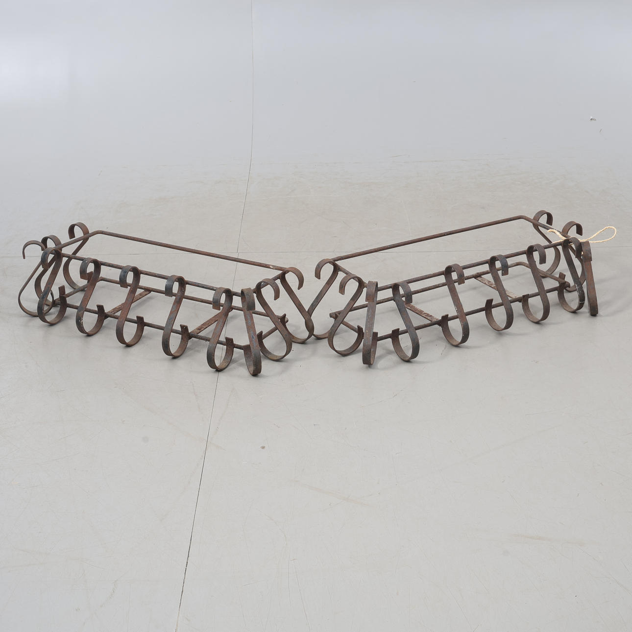 STÄLLNINGAR TILL BLOMLÅDOR. Järn.