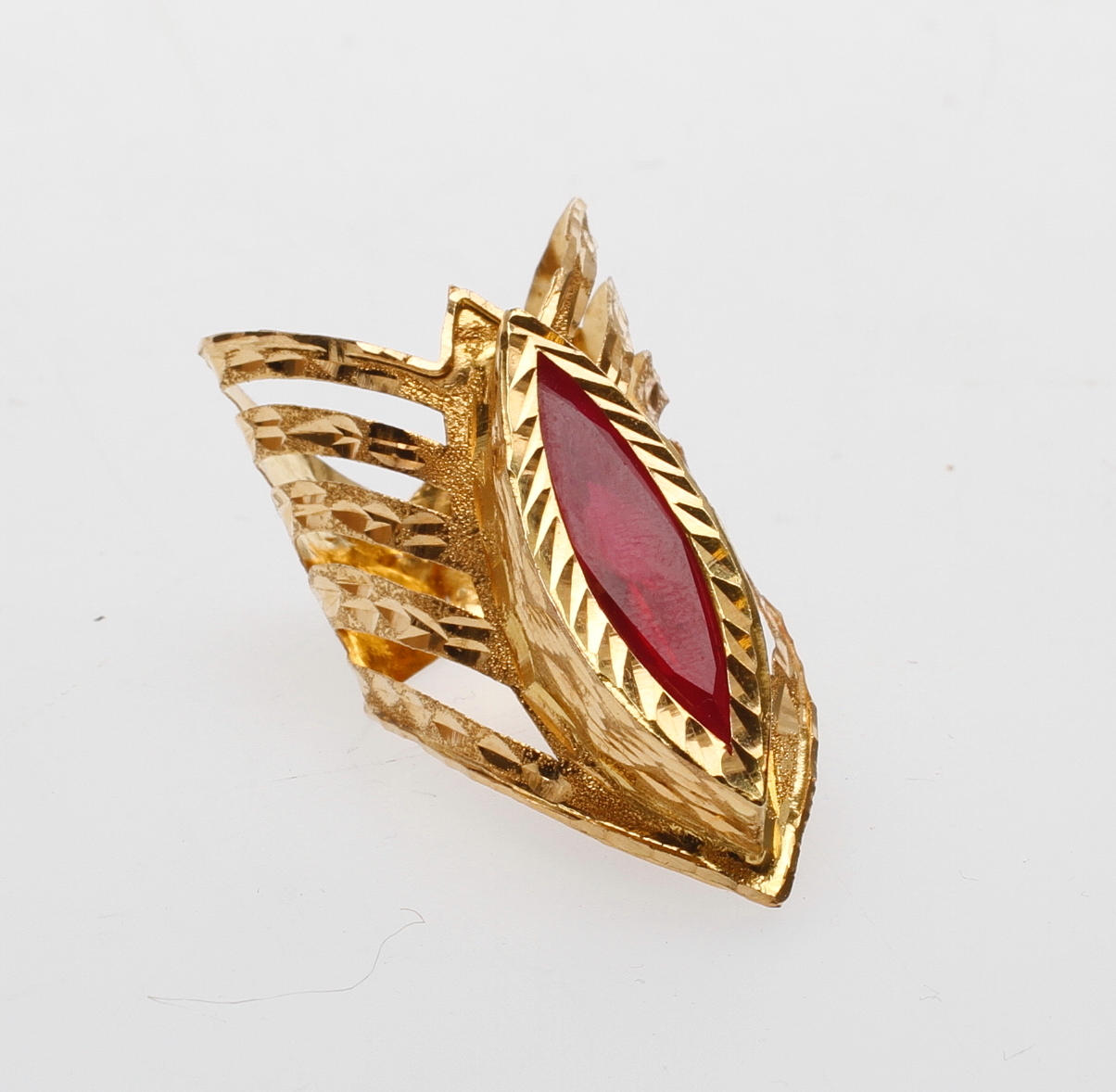 RING, 21k guld med röd sten, total vikt ca 10,9 gram.