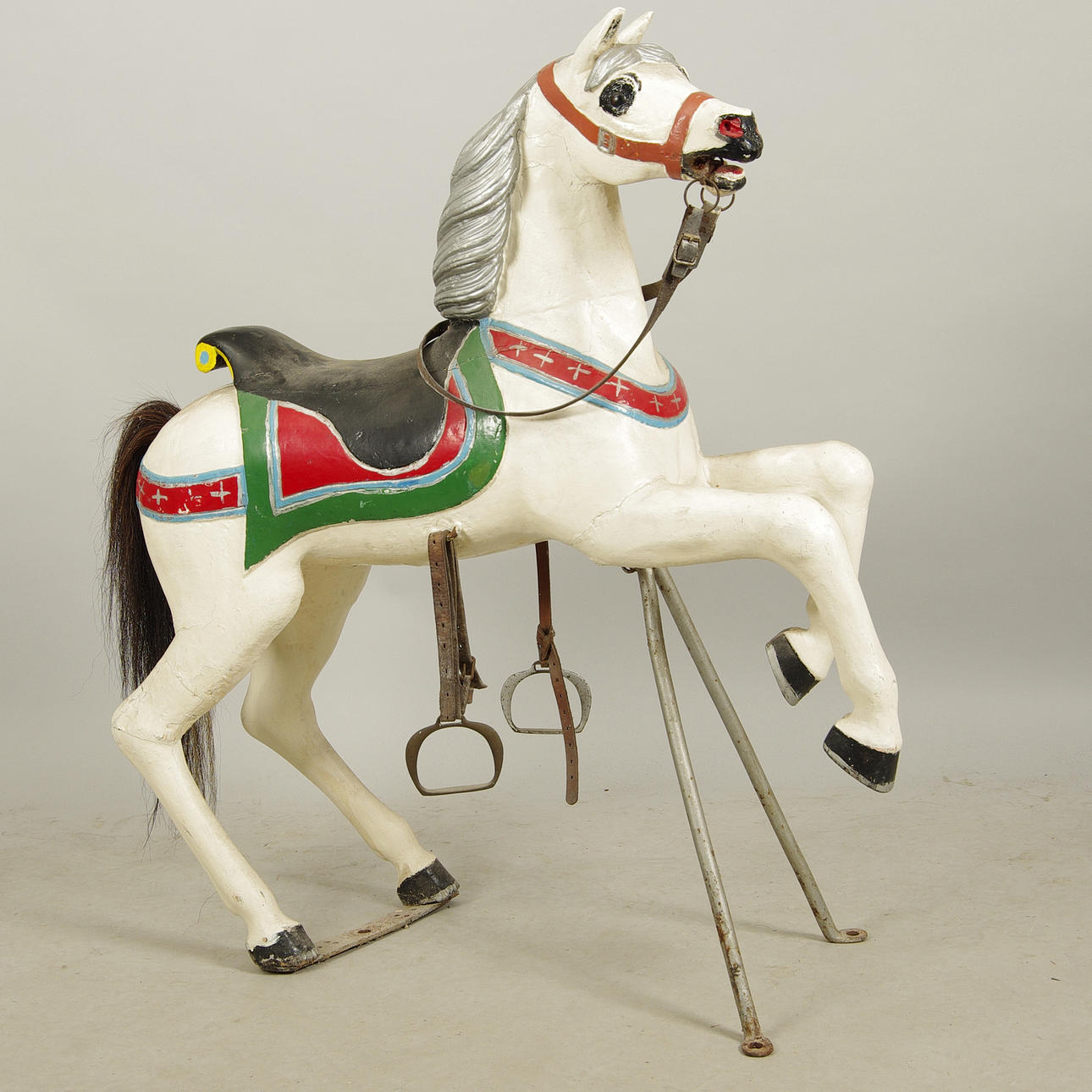 KARUSELLHÄST, målat trä med smidesstativ, tidigt 1900-tal.