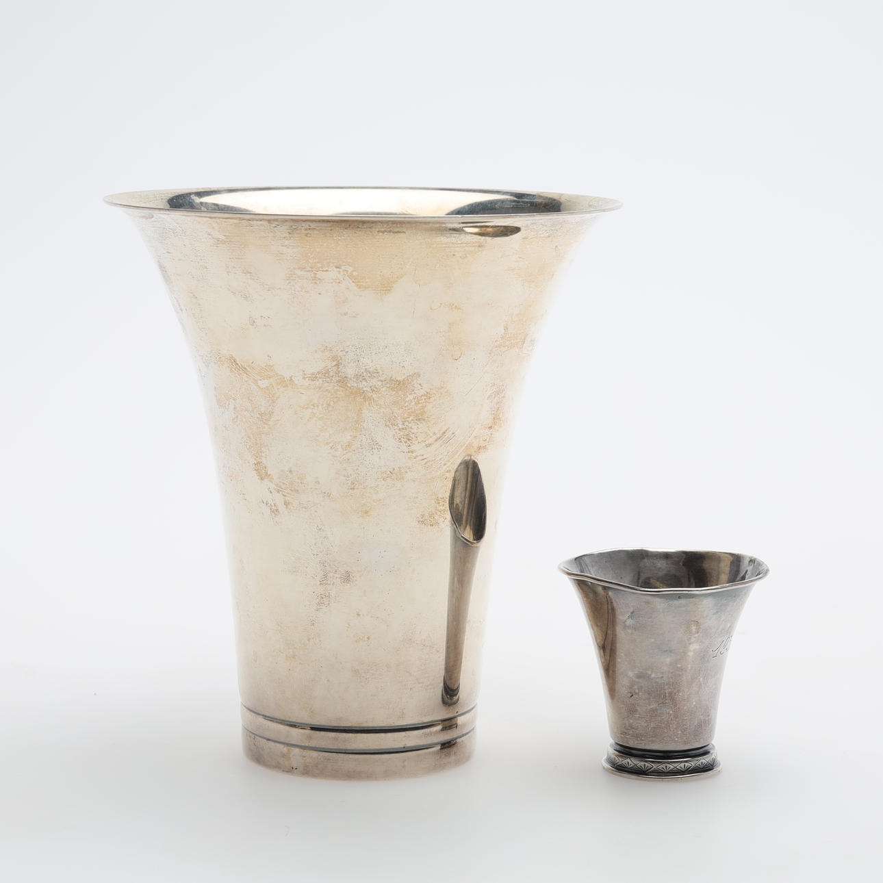 BEAKER 2 pieces silver weight approx. 165 grams.