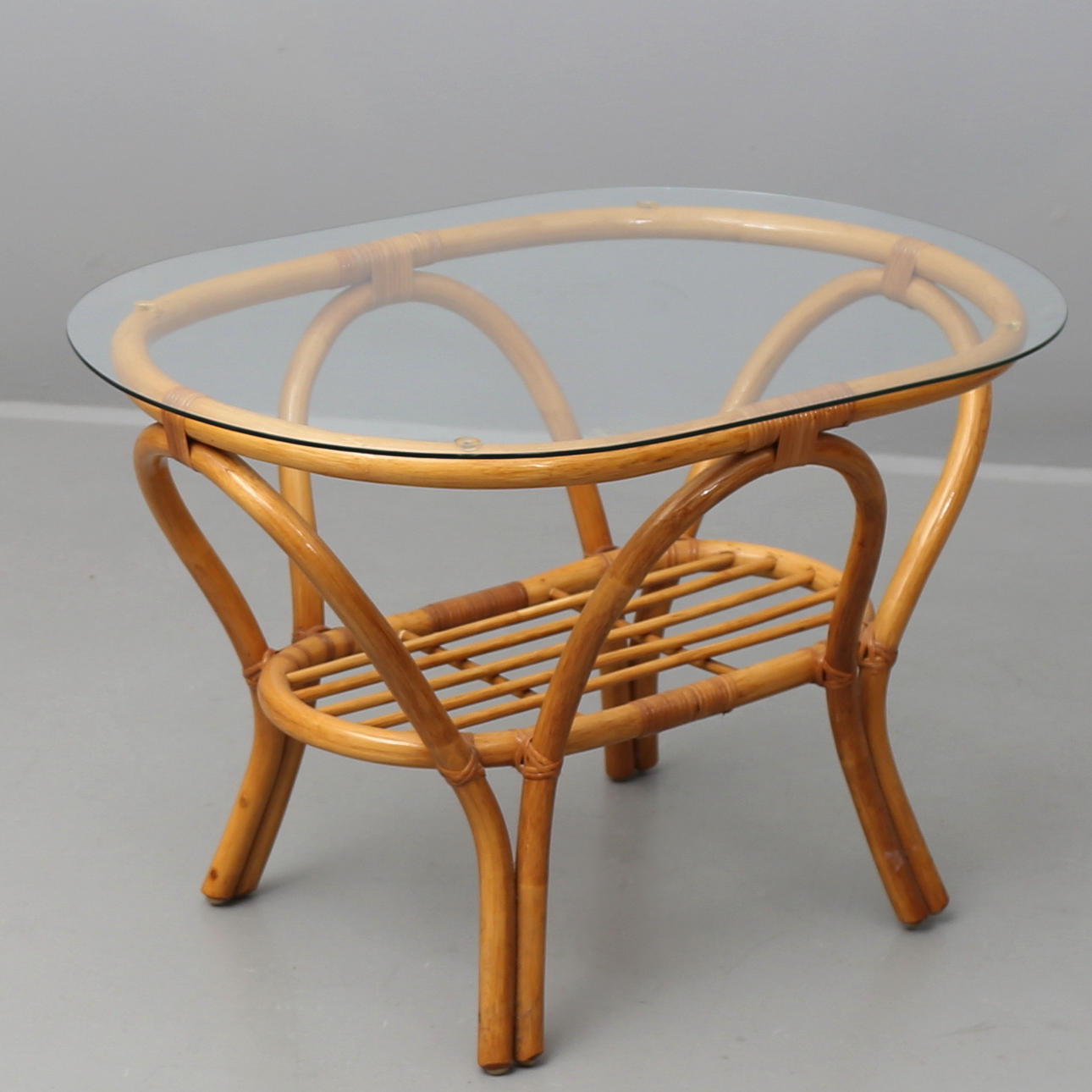 COUCHTISCH aus Rattan mit Glasplatte, 20. Jh.