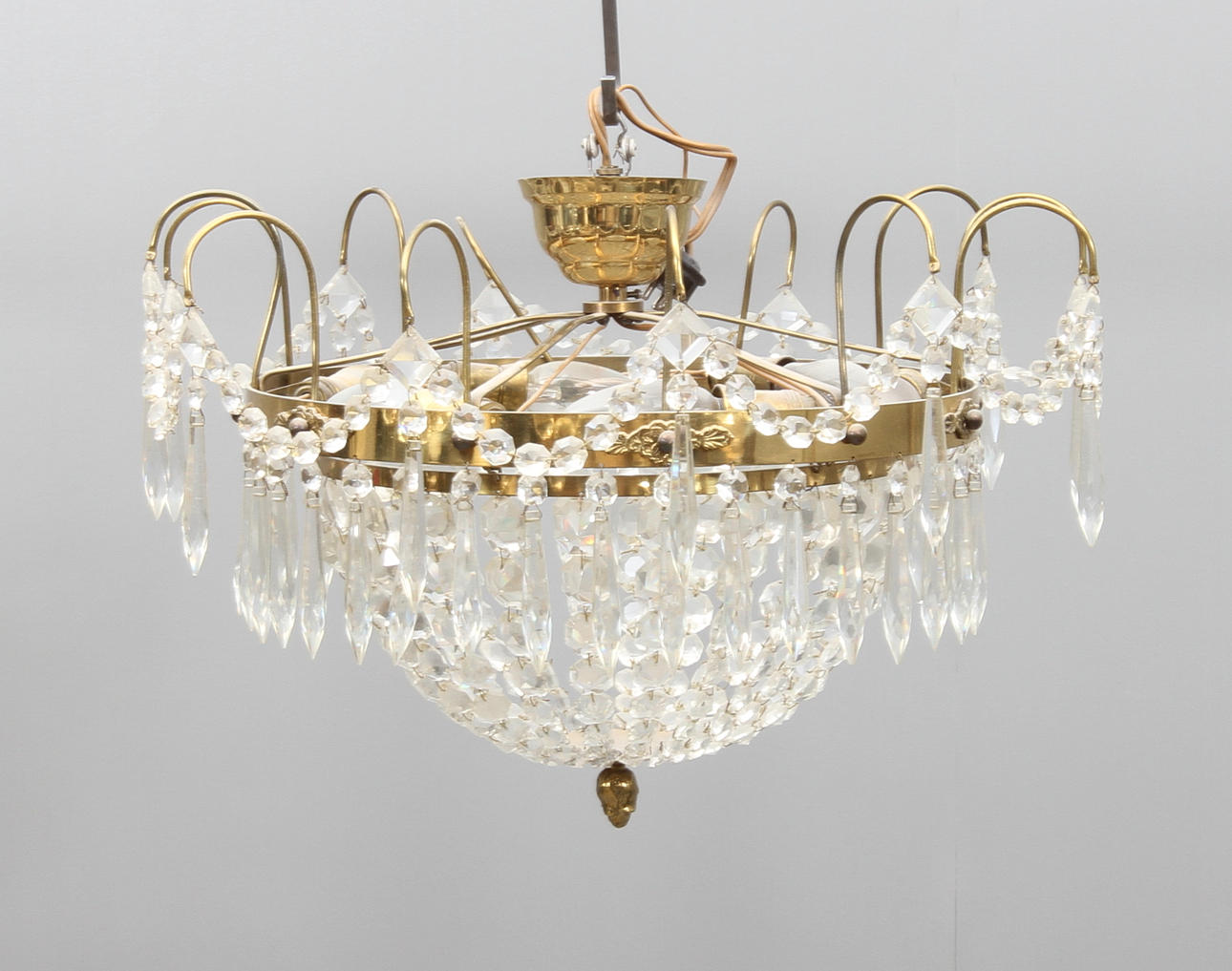 TAKLAMPA, behängd med prismor, 1900-talets andra hälft.