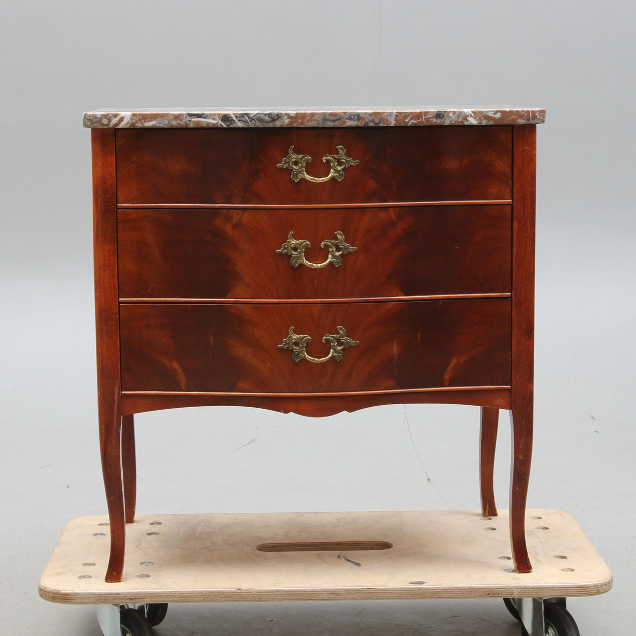 BYRÅ, med stenskiva, rokokostil, 1900-tal.