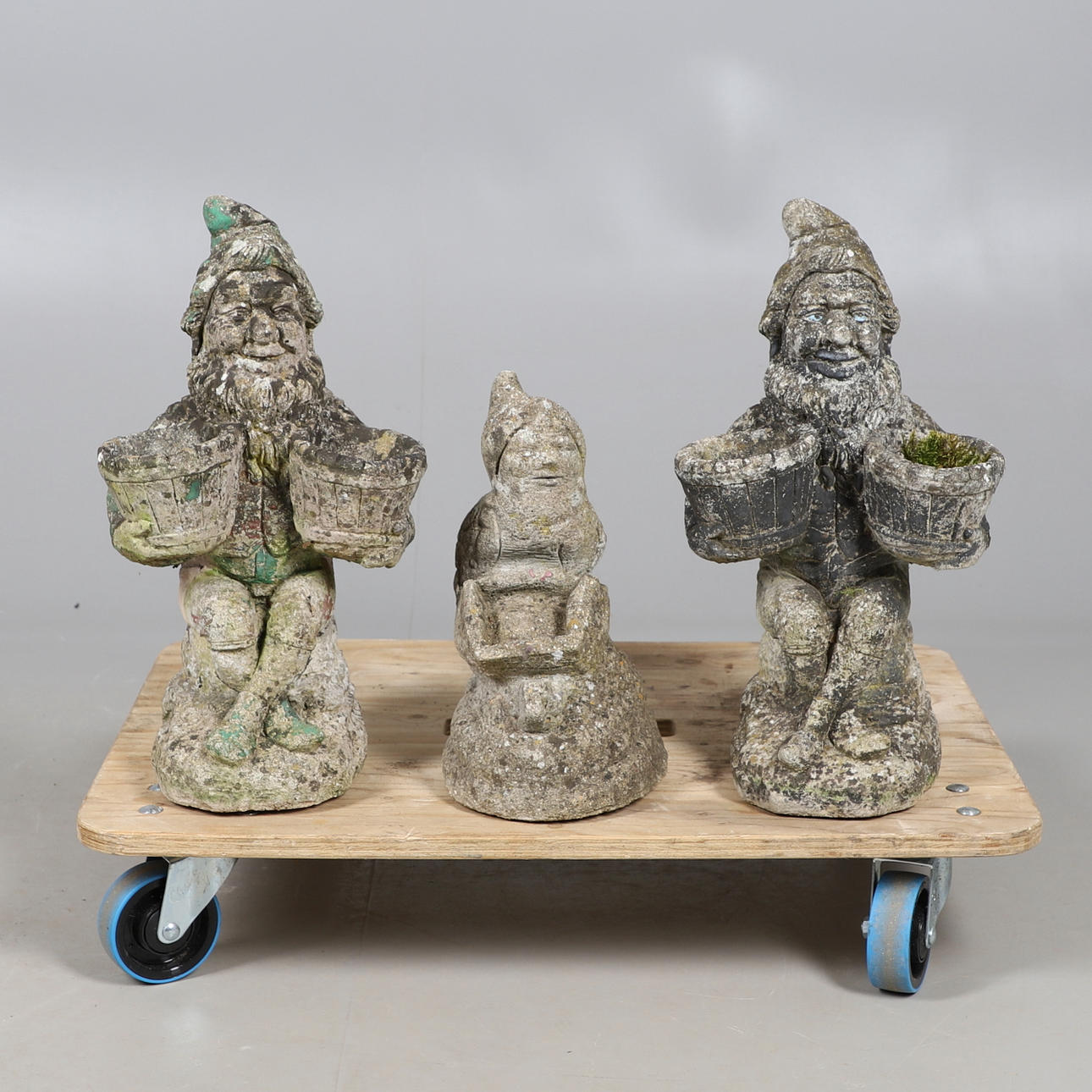 TRE REKONSTITUERADE STENTRÄDGÅRDSTOMTAR.