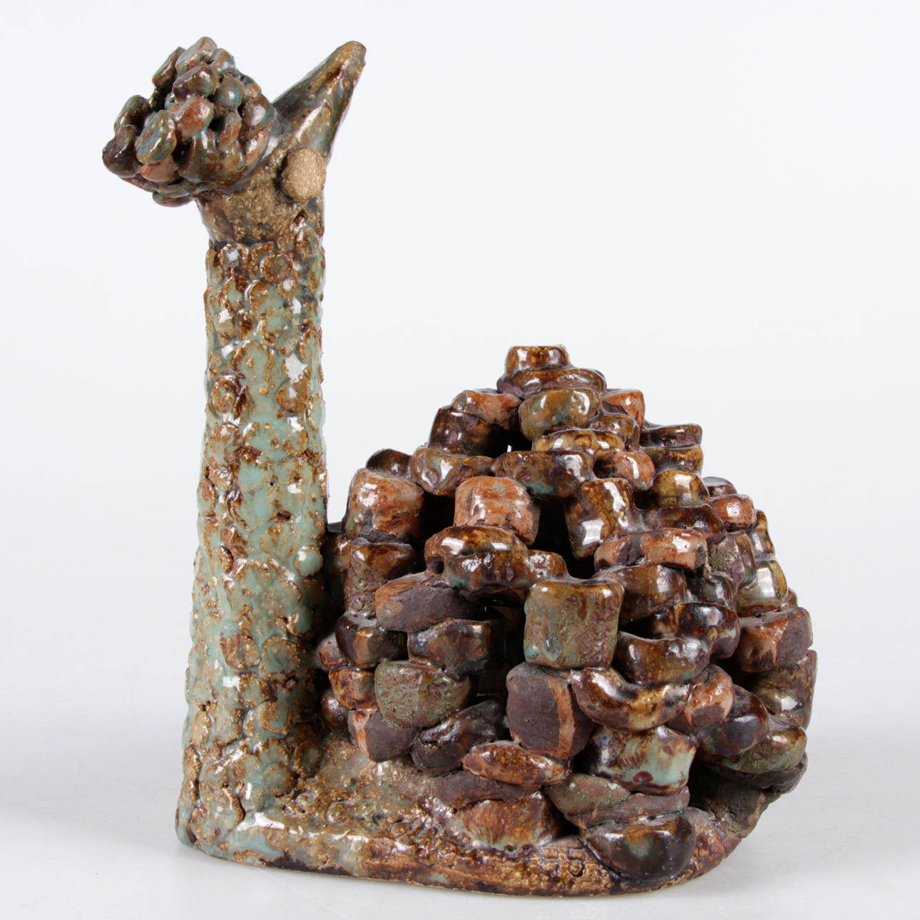 STIG CARLSSON. Skulptur, chamotterad lera, signerad.