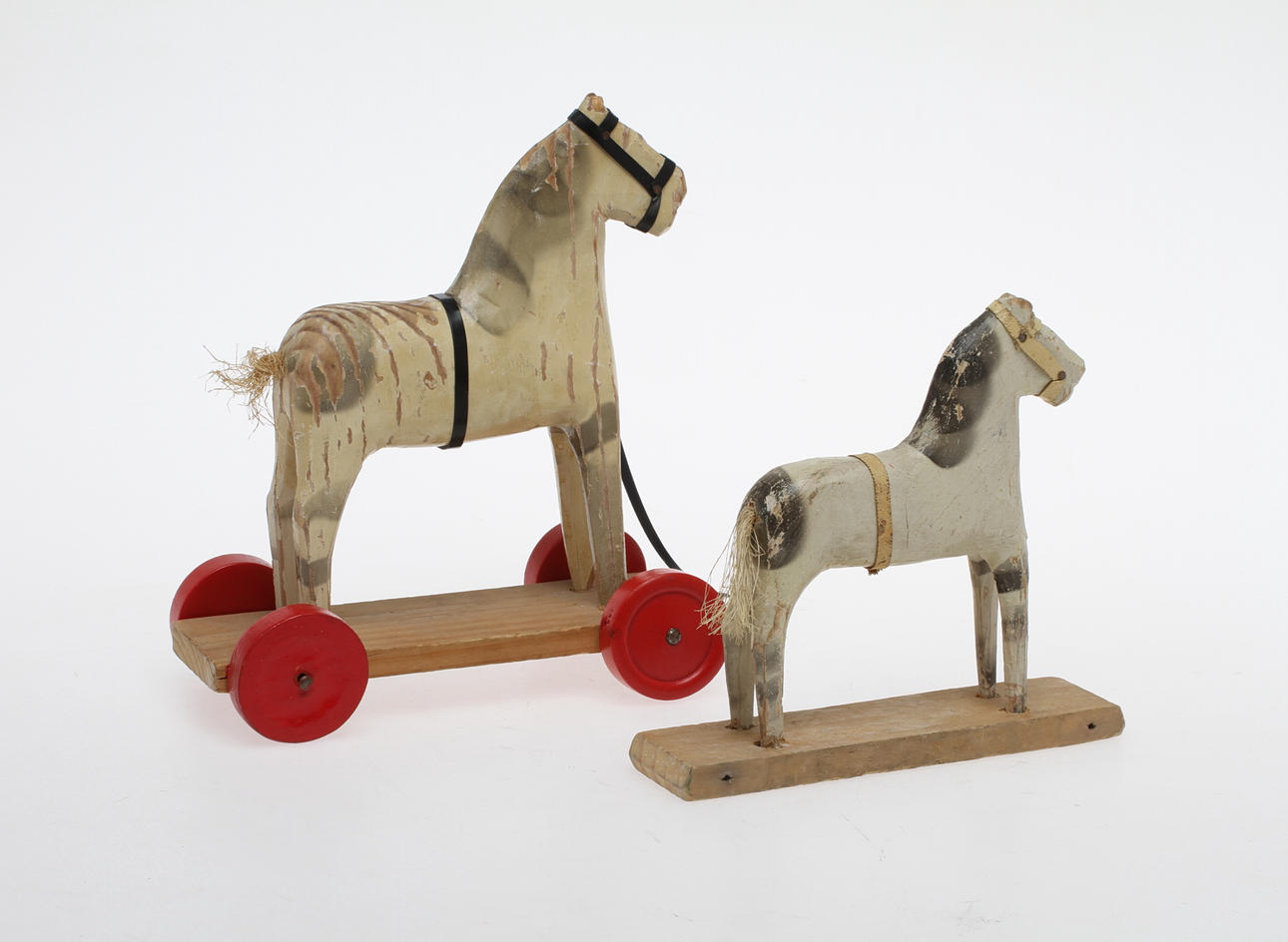 LEKSAKSHÄSTAR, 2 st, bemålat trä, 1900-tal.