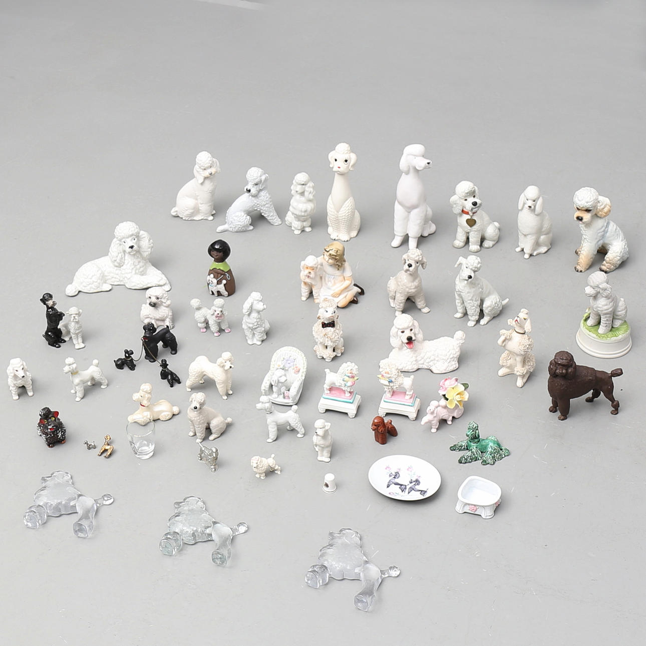 PARTI FIGURINER 42 st, porslin, glas, lergods, stengods, pudlar.