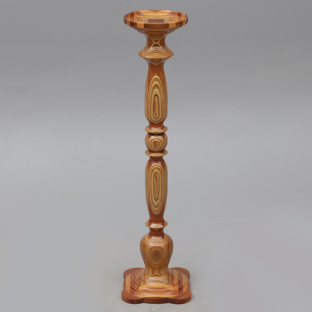 Ein Podest, Holz, Oxelösund, signiert, Seth, 1998.