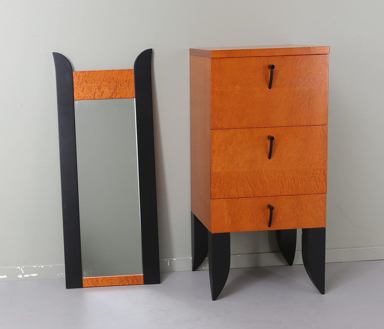 HALLMÖBEL, 2 delar, byrå och spegel, Tintomara, Rose-Marie Elling, Fröseke, 1900-talets senare del.