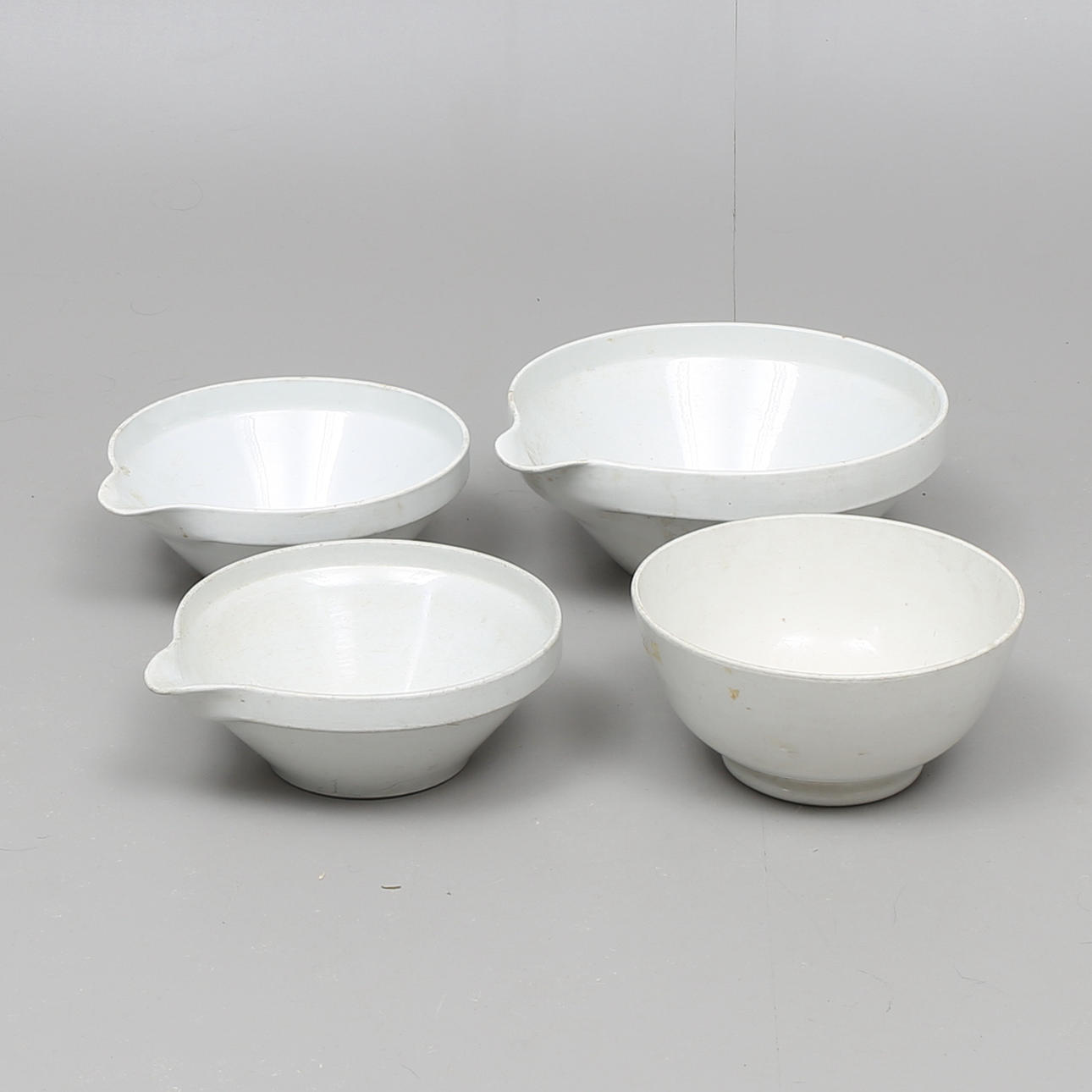 SPILLKUM, 3 st samt SKÅL, flintgods.