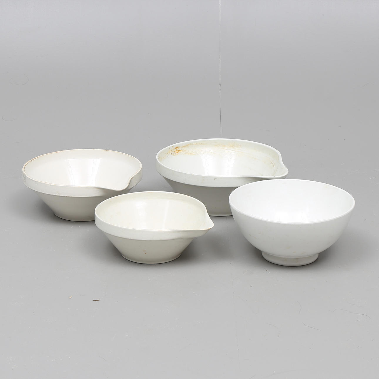 SPILLKUM, 3 st samt SKÅL, flintgods, varav 1 st Gustavsberg.