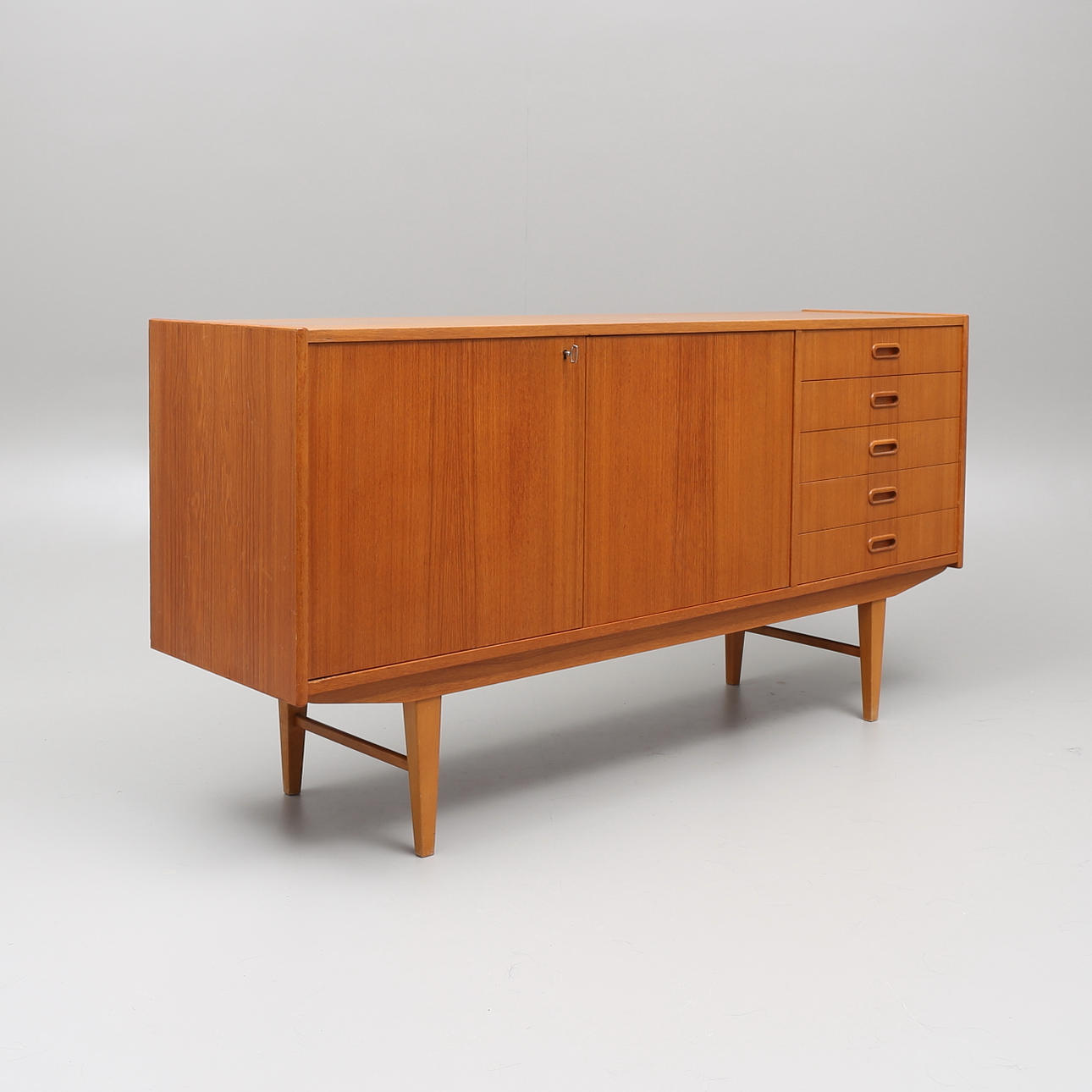 SIDEBOARD, 1900-talets mitt.