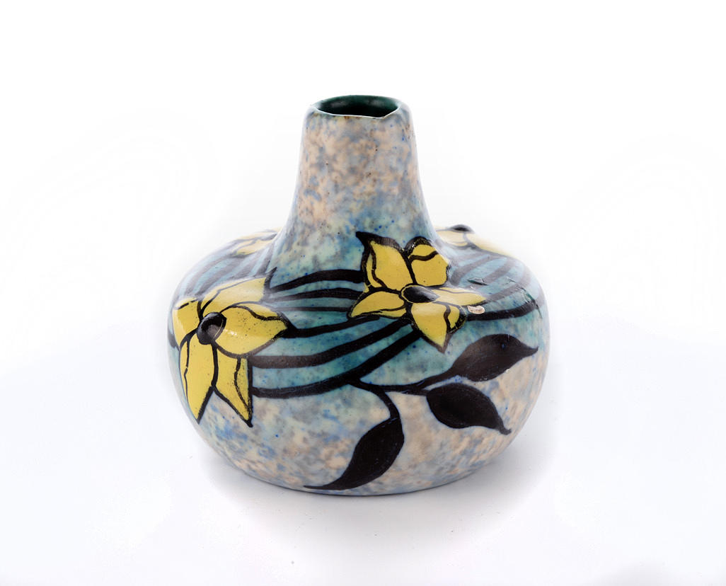 LOUIS DAGE. Liten vas, Art Deco - keramik med svart gul blommig dekor.