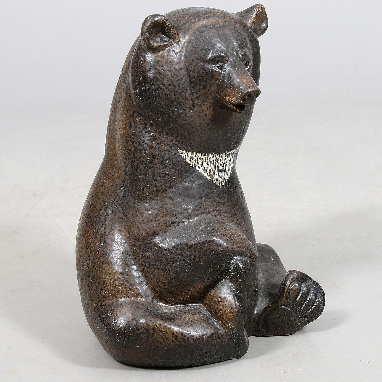 LILLEMOR MANNERHEIM. Skulptur, stengods, björn, "Läppbjörn", limiterad upplaga om 100 ex, signerad, Rörstrand.