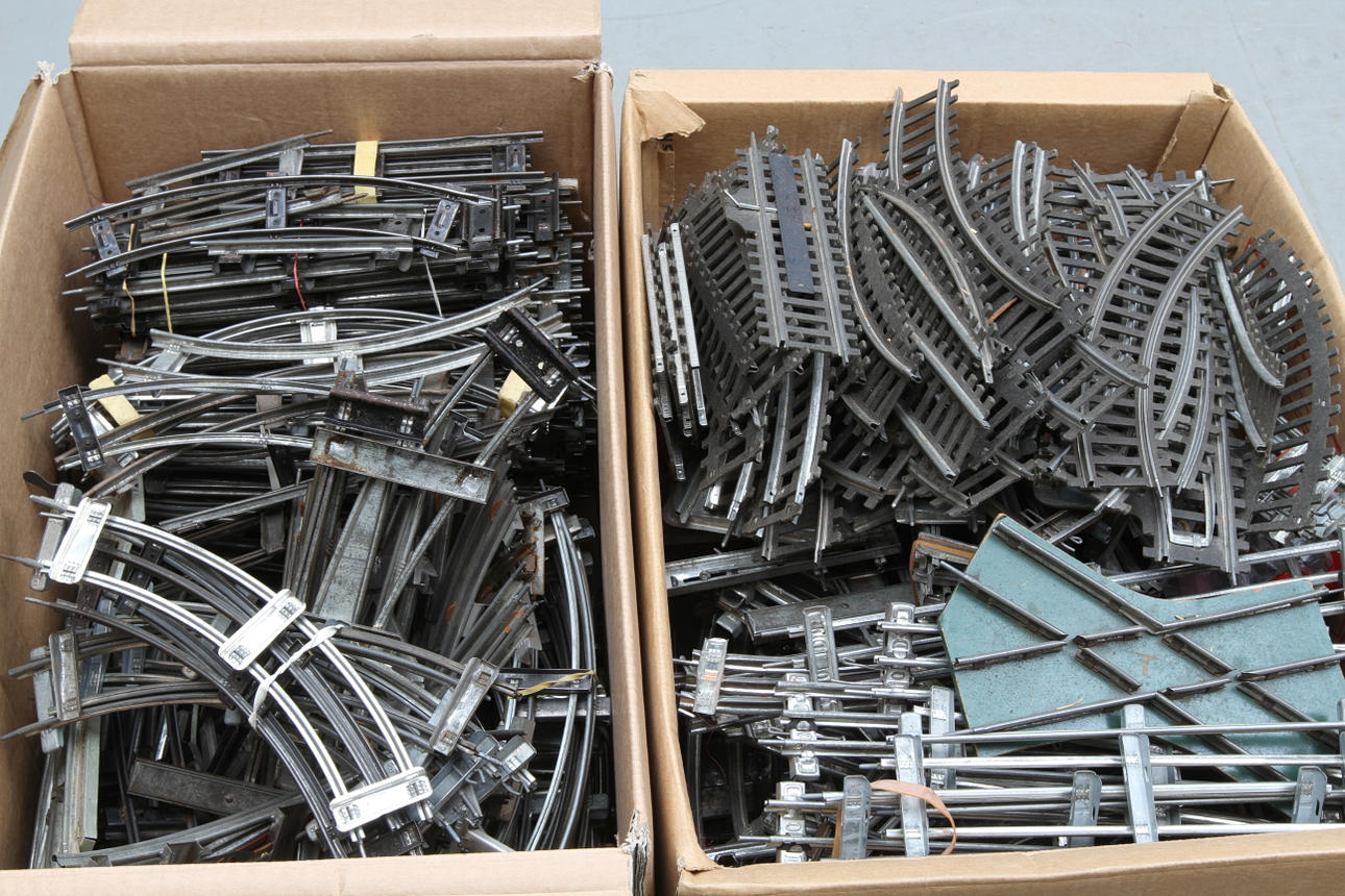 HORNBY, BUB, MÄRKLIN, FLEISCHMANN med flera. Räls och växlar skala 0. Cirka 300 stycken.