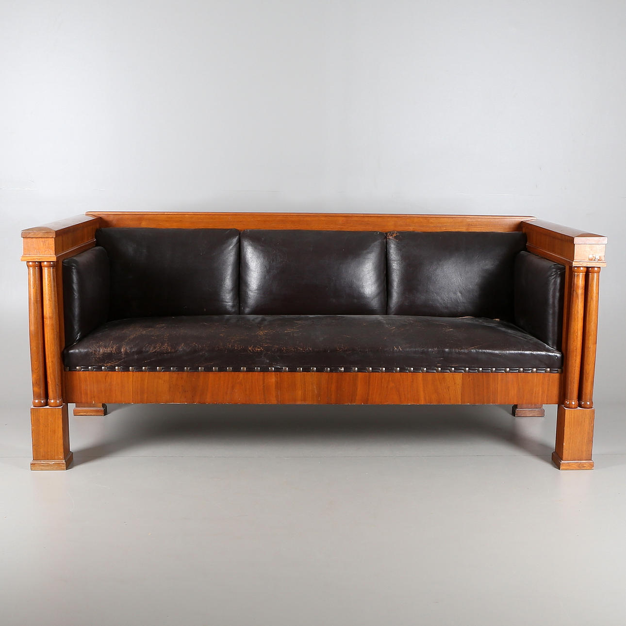 SOFFA, trä/skinn, Karl Johan, E. Pettersson Möbleringsaffär, Gefle, 1800-tal.