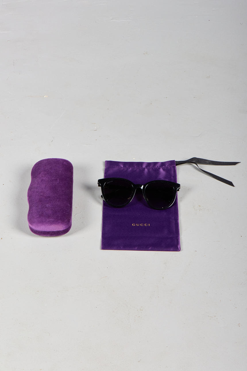 GUCCI. Solbriller med brilleetui og dustbag.