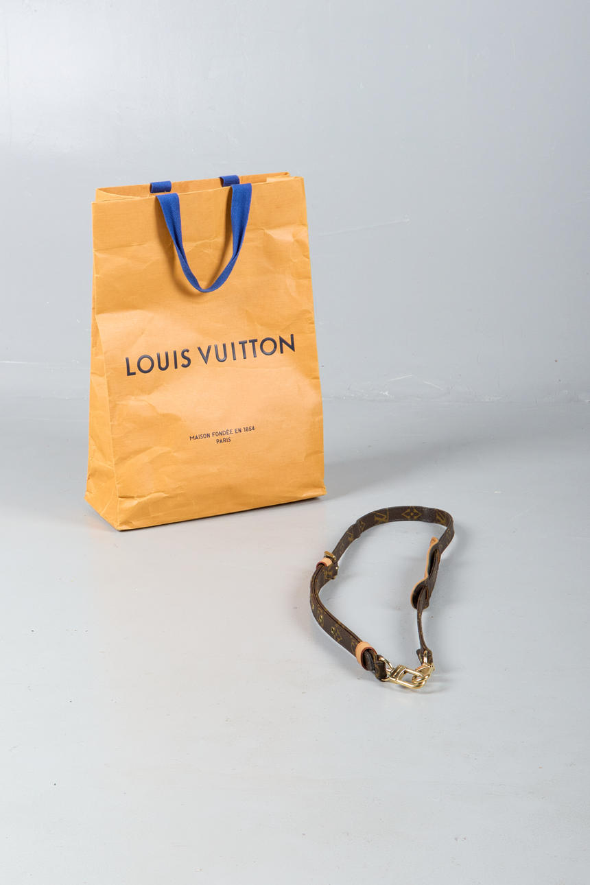 LOUIS VUITTON. Nyckelring/väskrem.