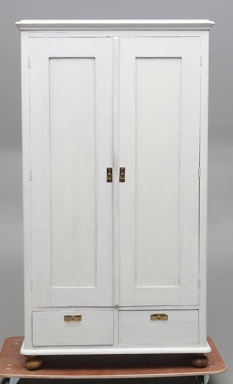 KLÄDSKÅP, målat, 1900-talets början.