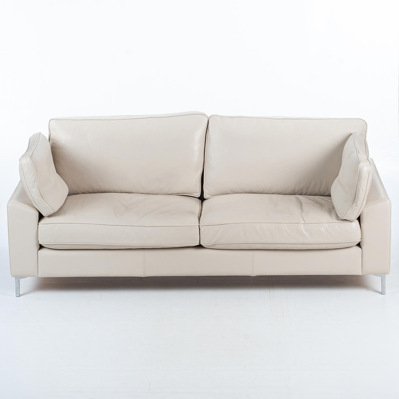 SOFFA. Bröderna Andersson, samtida klädd i beige läder.