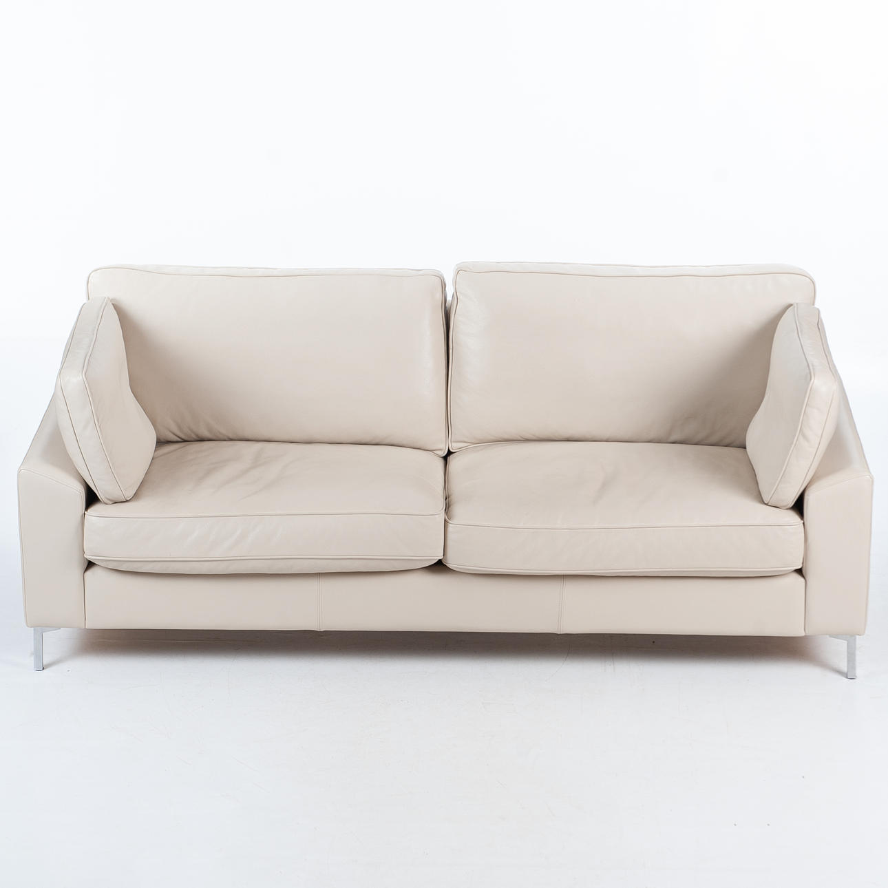 SOFFA. Bröderna Andersson, samtida klädd i beige läder.