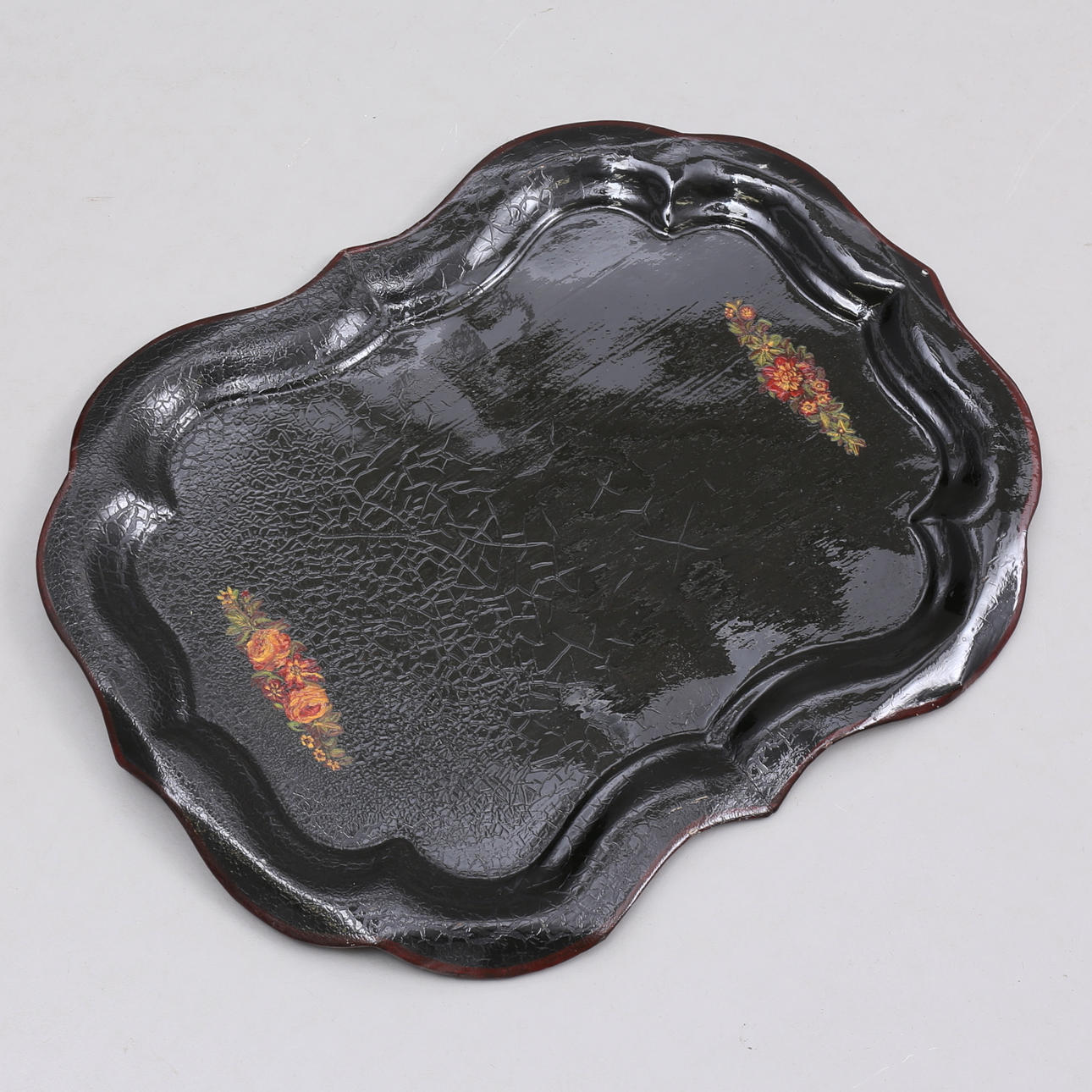 Lautasalusta, dekormaalattu 1900-luku.