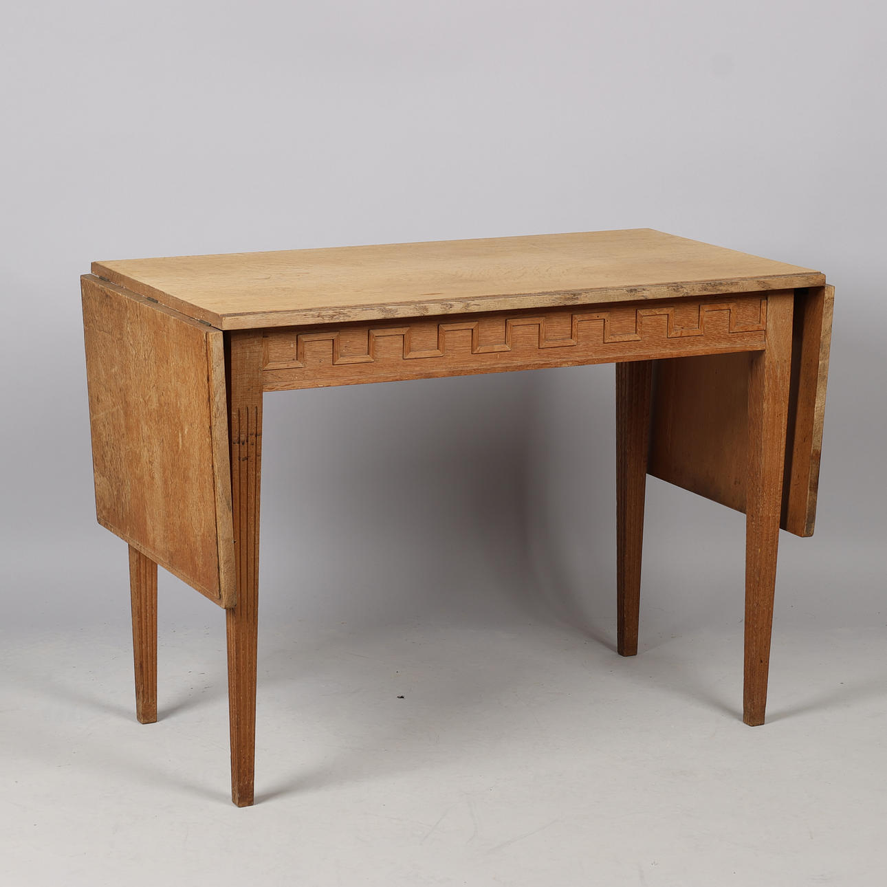 OTTO ØSTBJERG. Consola rectangular de roble macizo con solapa, maestro de carpintería Otto Østbjerg, Odense, Dinamarca, 1930/40.