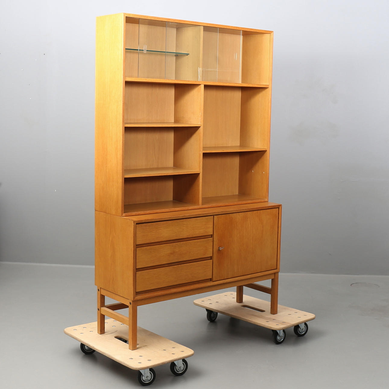 BOKHYLLA MED UNDERSKÅP, ek, 2 delar, 1960-tal.