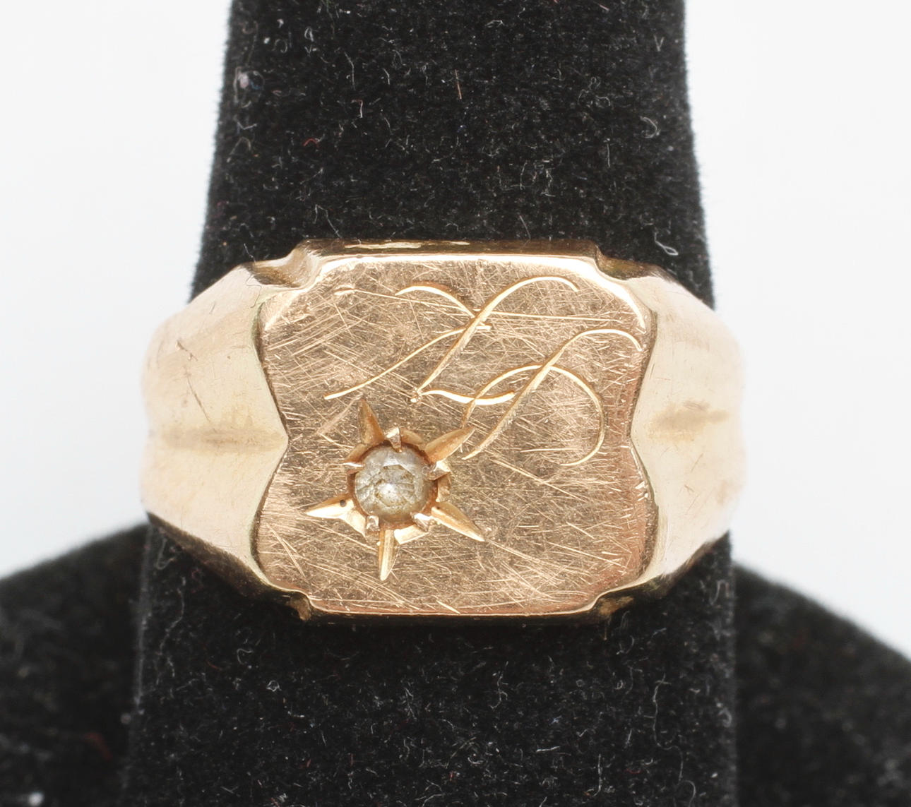 KLACKRING MED STEN, 18k guld, vikt ca 4,2 gr.