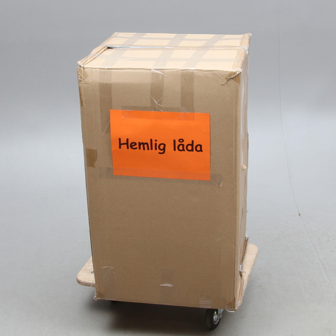 VÄLGÖRENHETSAUKTION: HEMLIG LÅDA - TEMA LEKSAKER.