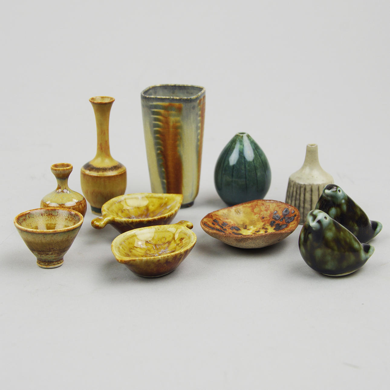 MINIATYRER, 11 stycken, keramik, Höganäs, mesradels John Andersson.