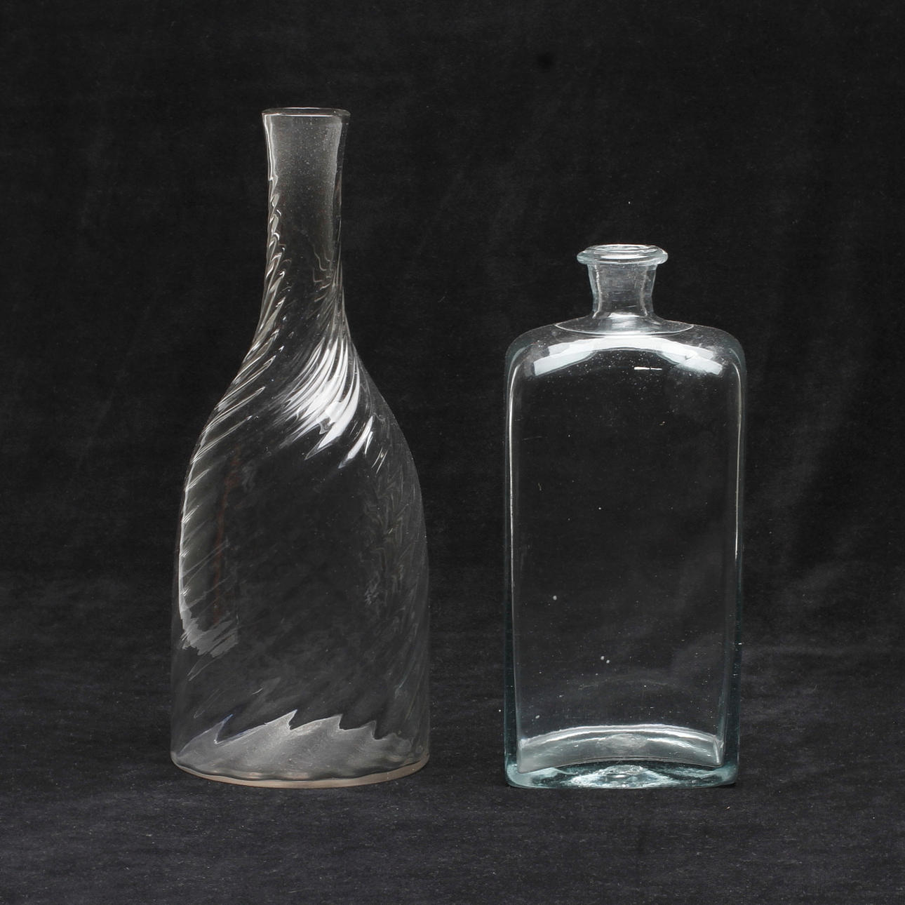 FLASKA OCH KARAFF, simpelt vriden. 1800-tal.