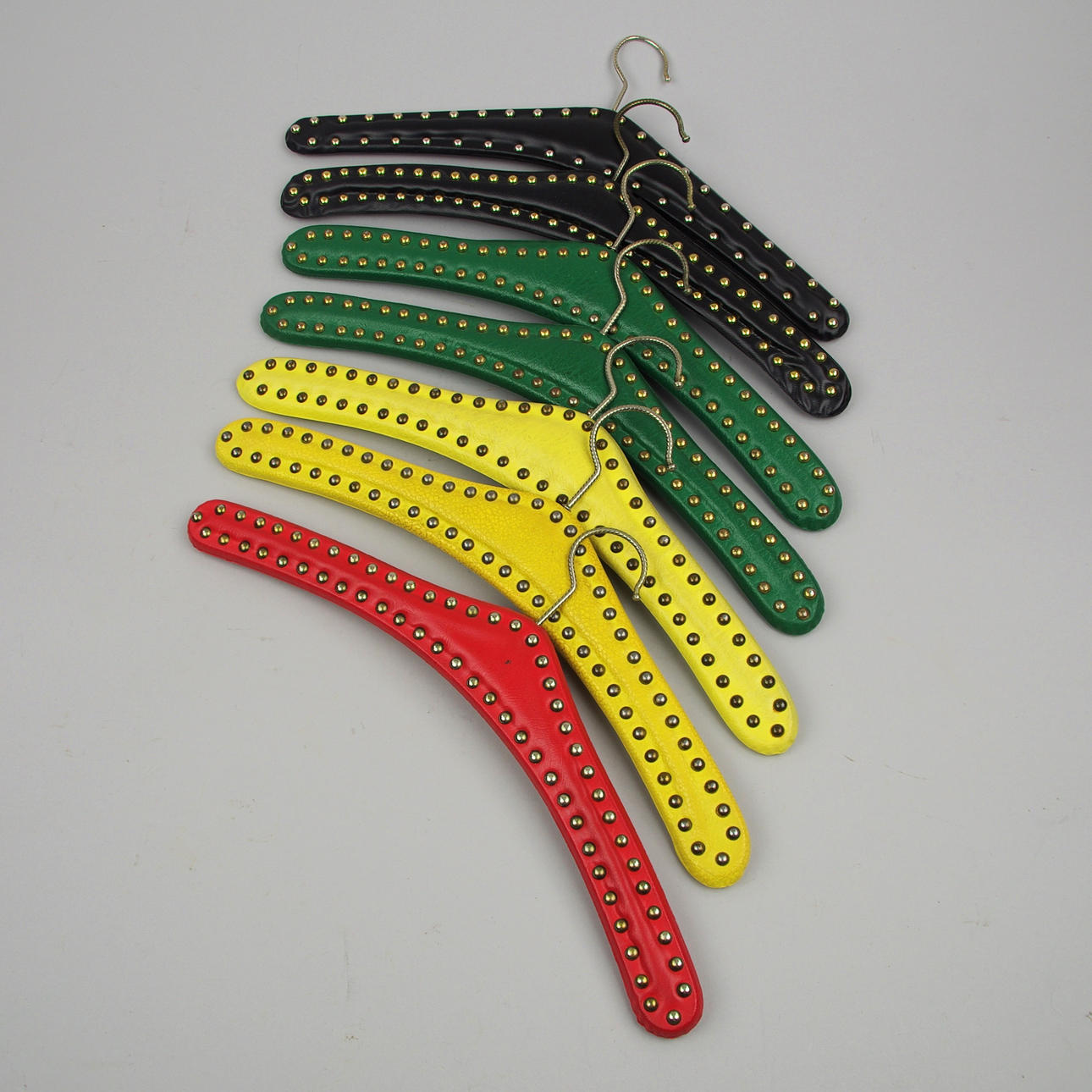 KLÄDHÄNGARE, 7 stycken, konstläder med mässingsnitar.