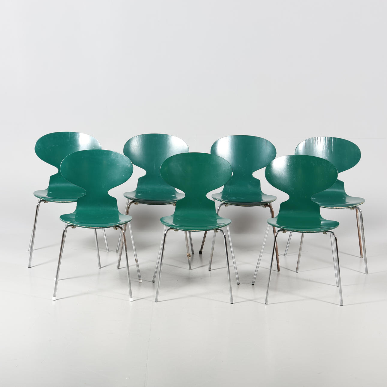 ARNE JACOBSEN. A set of 7 “Ant” chairs by Fritz Hansen.