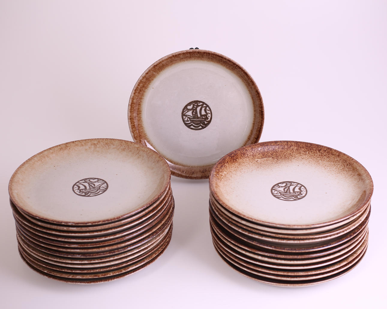 MATTALLRIKAR, 24 st, porslin, signerade och daterade C-H Stålhane - Designhuset.