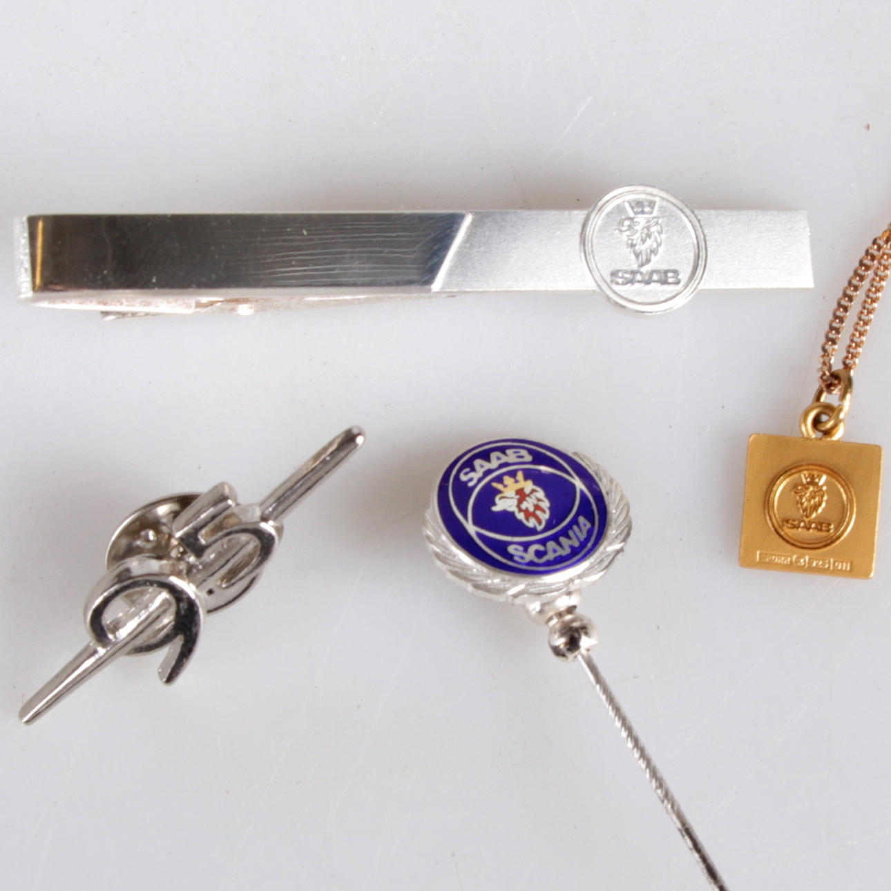 SLIPSNÅL, halsband samt knappar med SAAB emblem, 1900-talets sista kvartal.