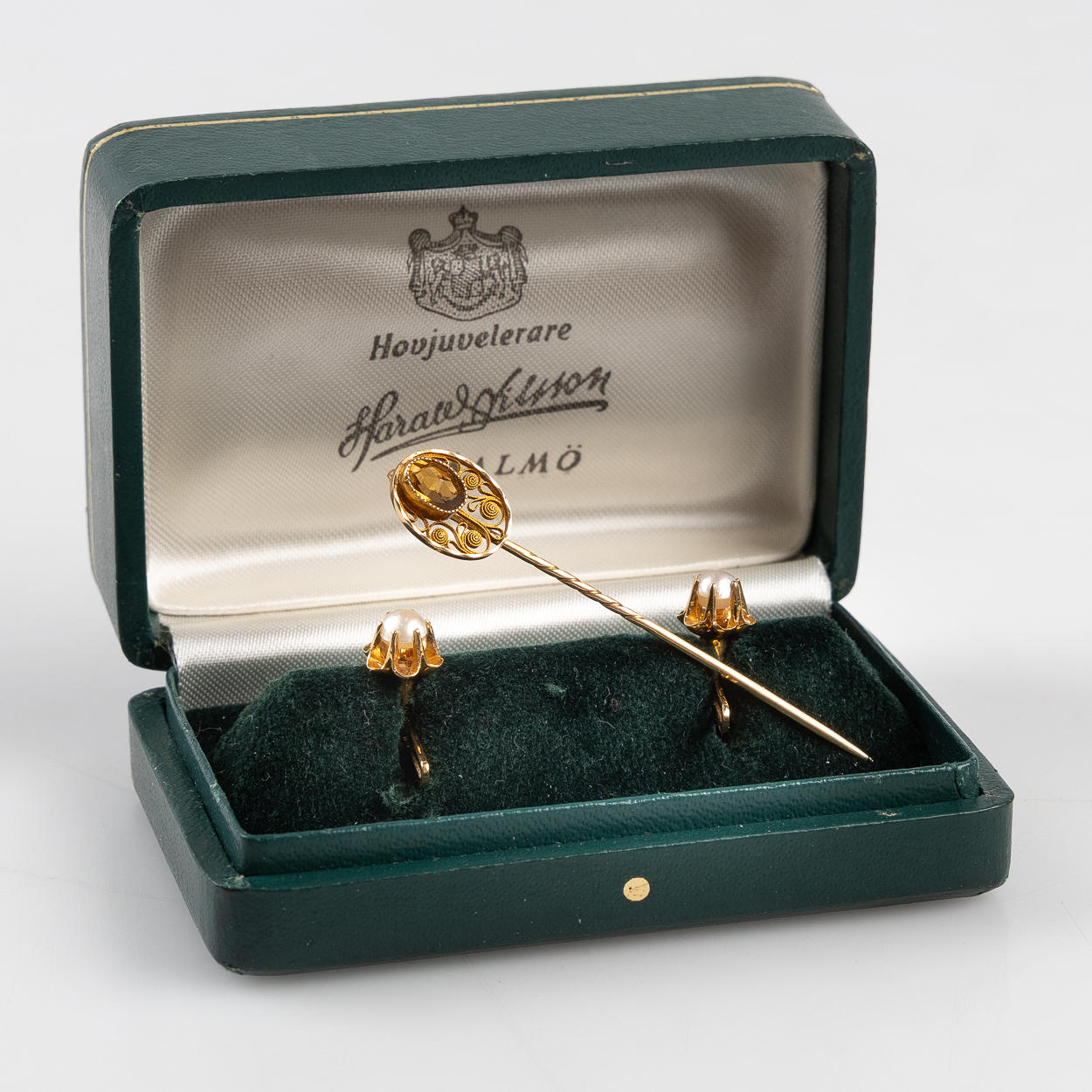 HEMDKNÖPFE UND NADEL, 18 K Gold.