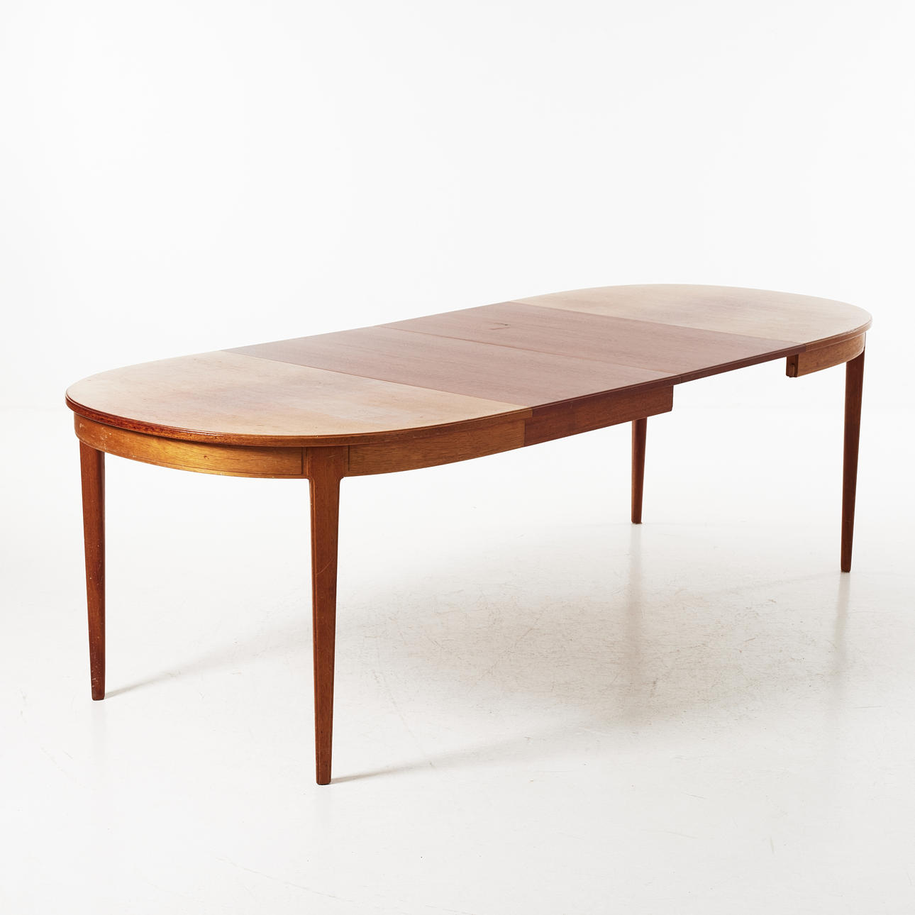 CARL MALMSTEN. Esstisch, „Herrgården“, Möbelfabrik Åfors.